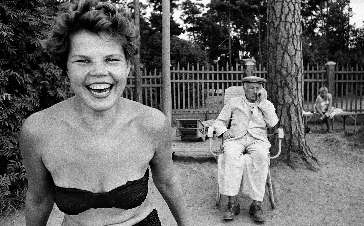 Bikini, Moscova river’s beach, Moscow 1959 ©William Klein