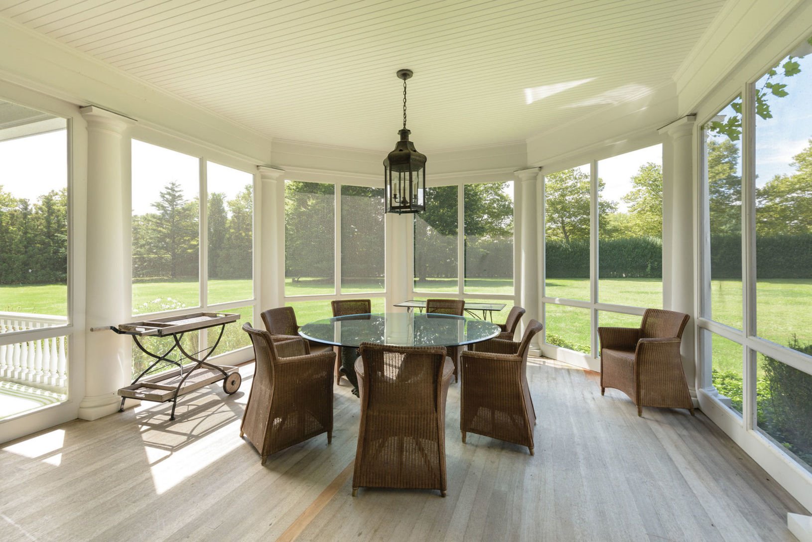 Comedor exterior de la casa de Marie Chantal en los Hamptons