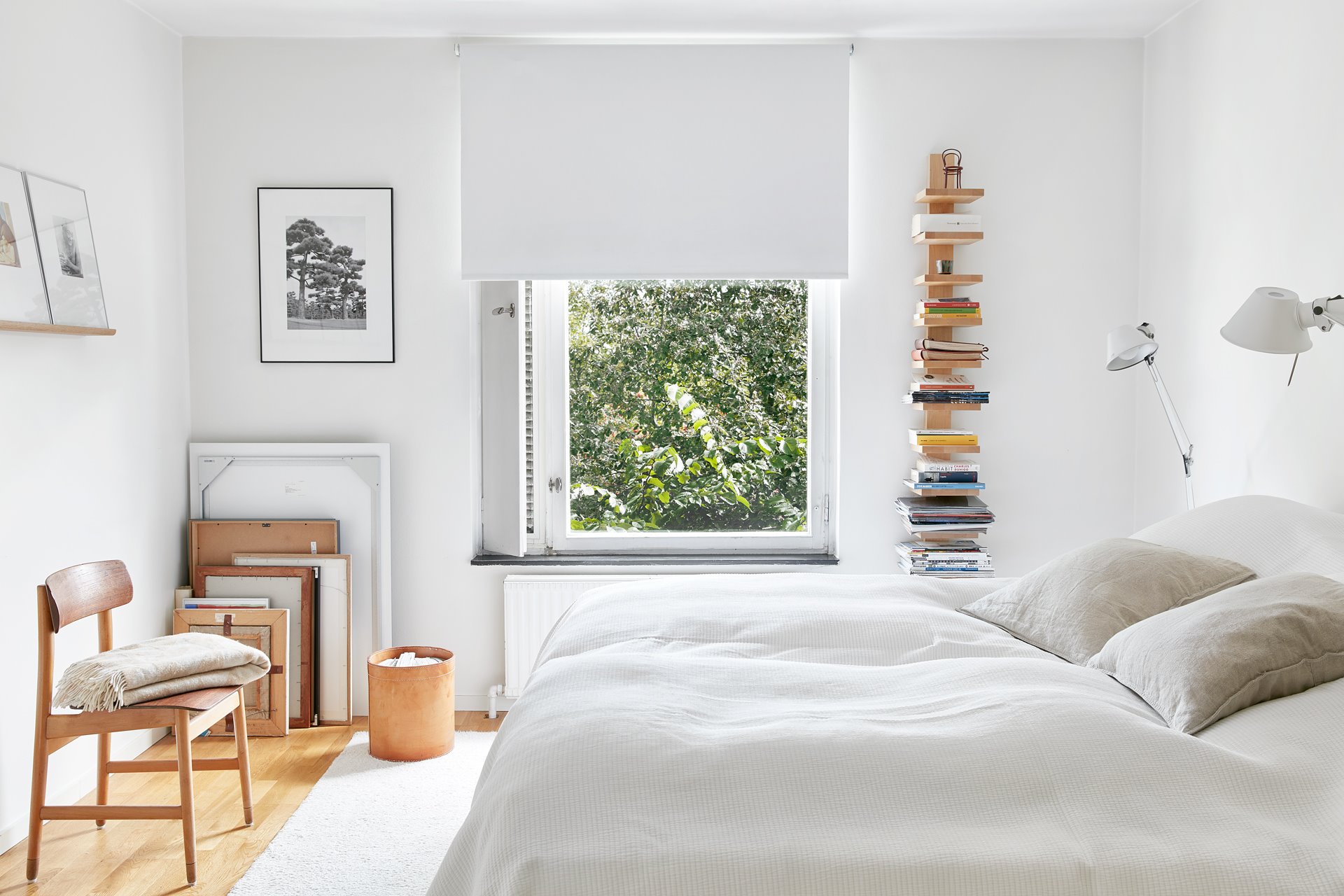 Dormitorio blanco con libreria