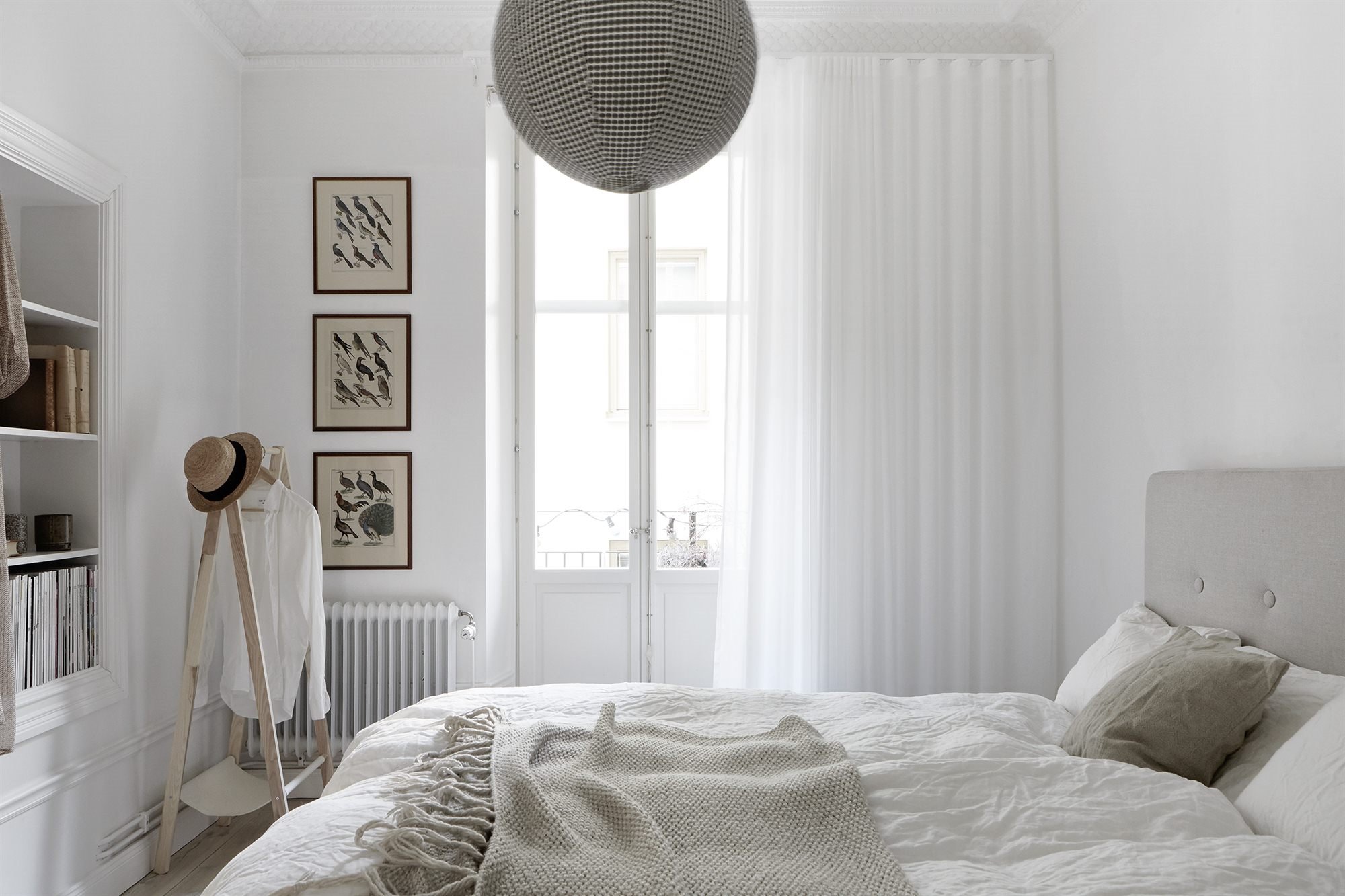 Dormitorio de color blanco con lampara de papel