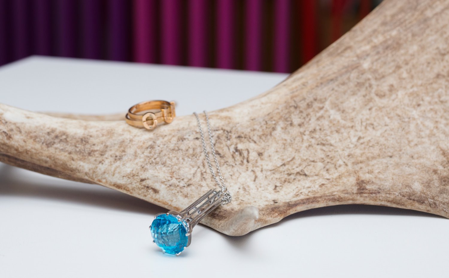 Detalle de anillos con piedras semipreciosas sobre cuerno de animal