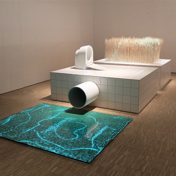 El inodoro Save! fue objeto de la instalación "Circular Flows: The Toilet Revolution", creada por EOOS para la XXII Trienal de Milán de 2019.