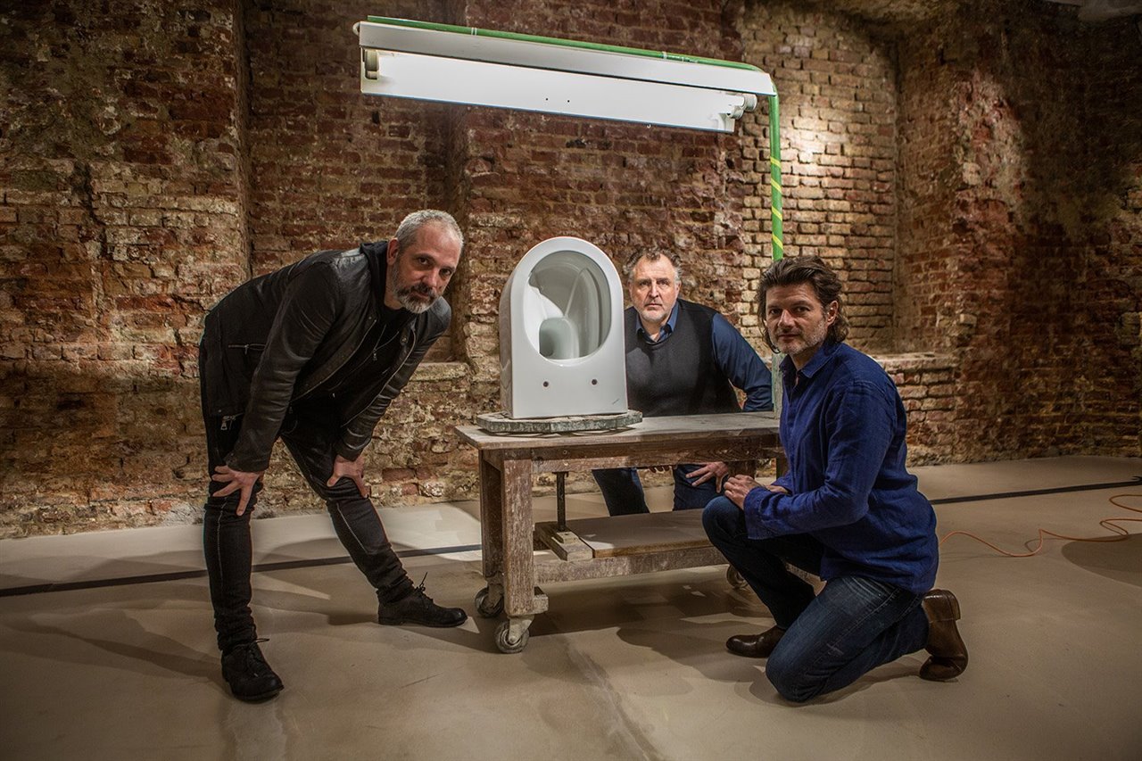 Harald Gruendl, Martin Bergmann y Gernot Bohmann, de EOOS, con el inodoro separador Save! de Laufen.