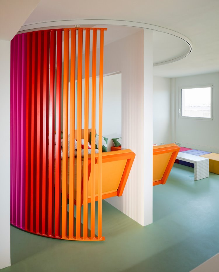 Lateral de biombo con estructura cromada en naranja de sofá-cama