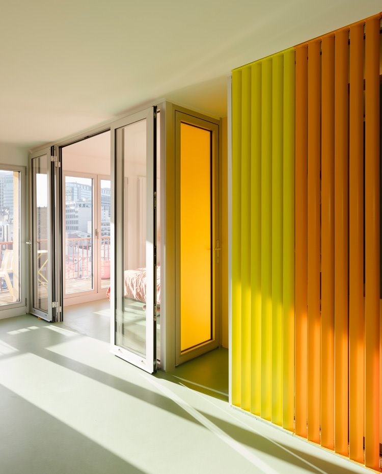Zona de paso con acceso a dormitorios con cerramientos de aluminio y cristal de colores