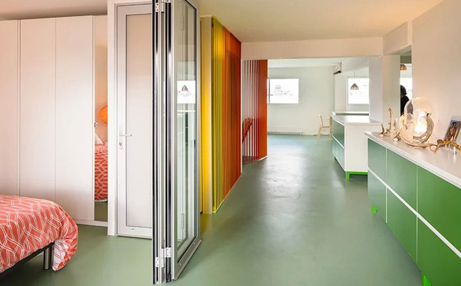 Zona de paso hacia el dormitorio, módulos bajos en verde