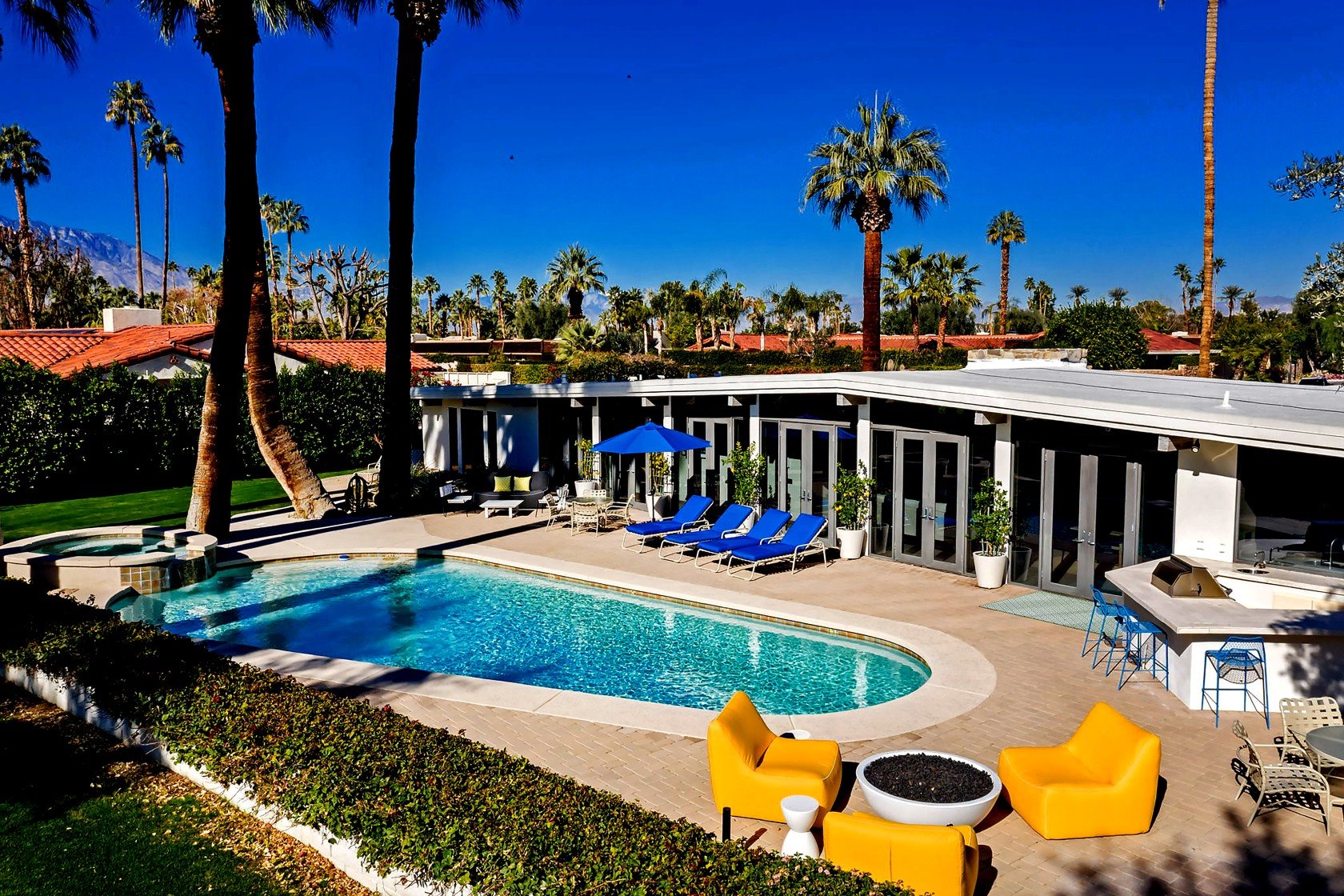 kardashian casa en la quinta piscina