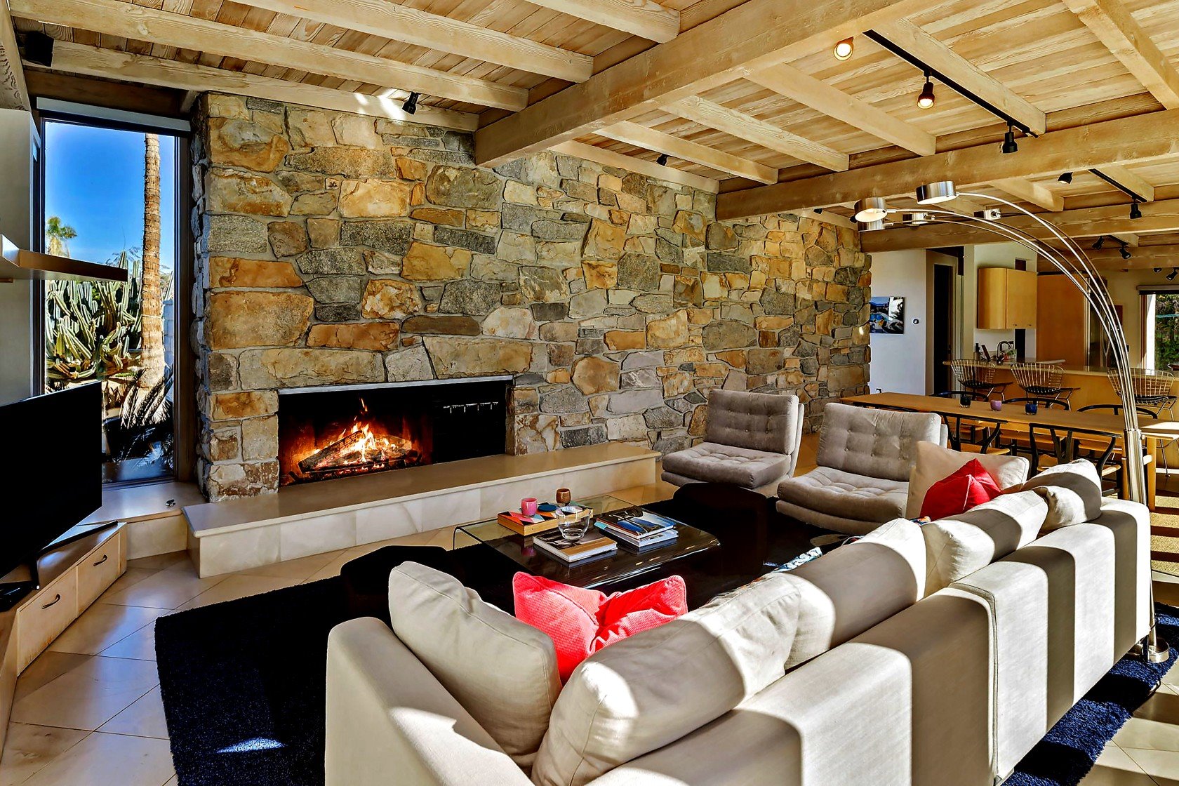 kardashian casa en la quinta salon chimenea