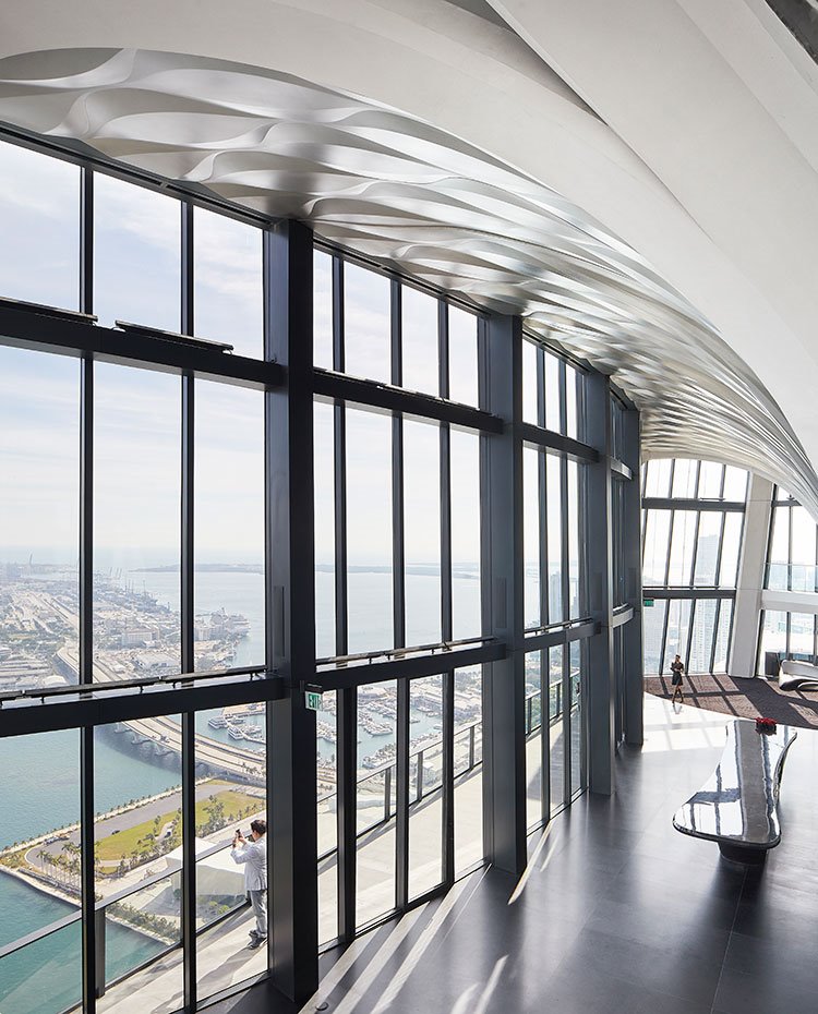 Cerramiento de cristal a gran altura con panorámicas hacia el exterior
