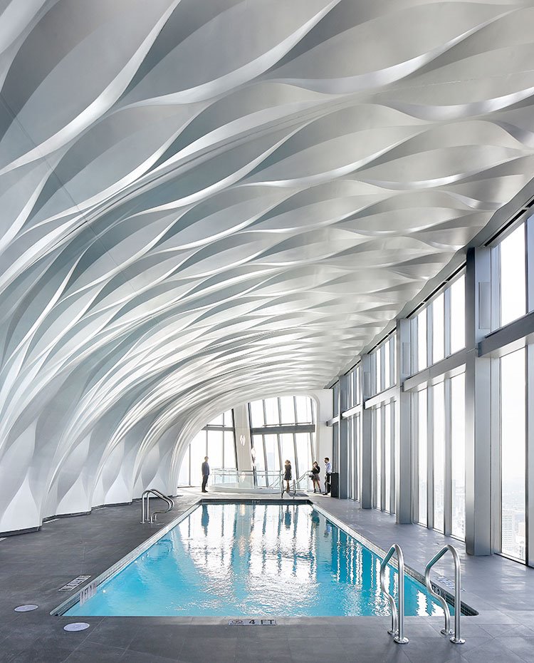 Espacio limpio con cubierta en blanco texturada sobre piscina interior