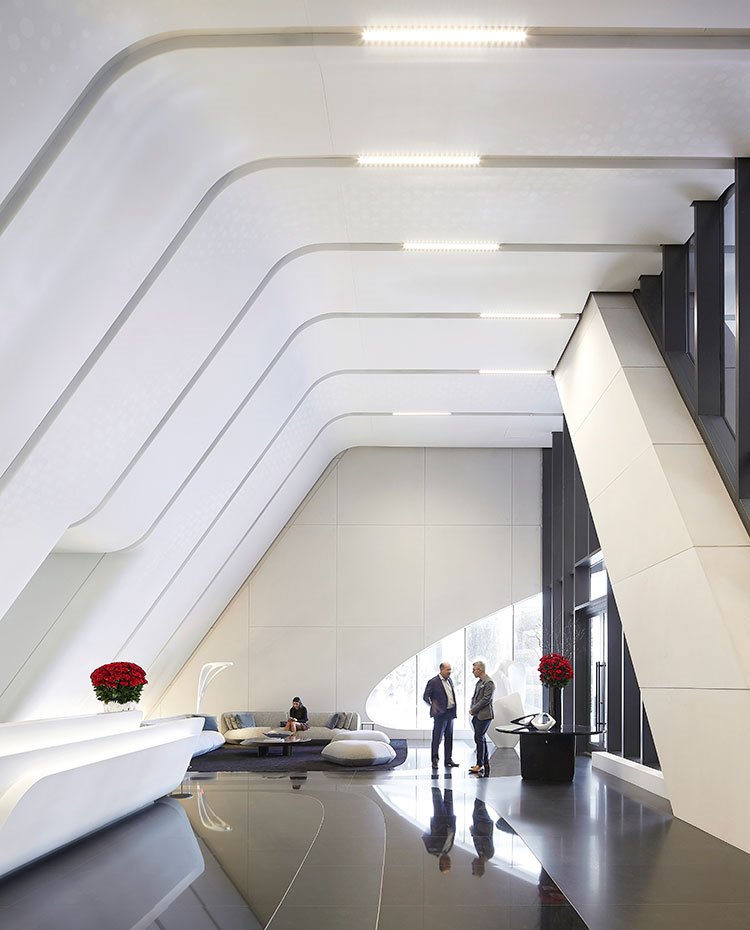 Interior de edificio de gran altura con estructura en blanco con motivos ondulantes