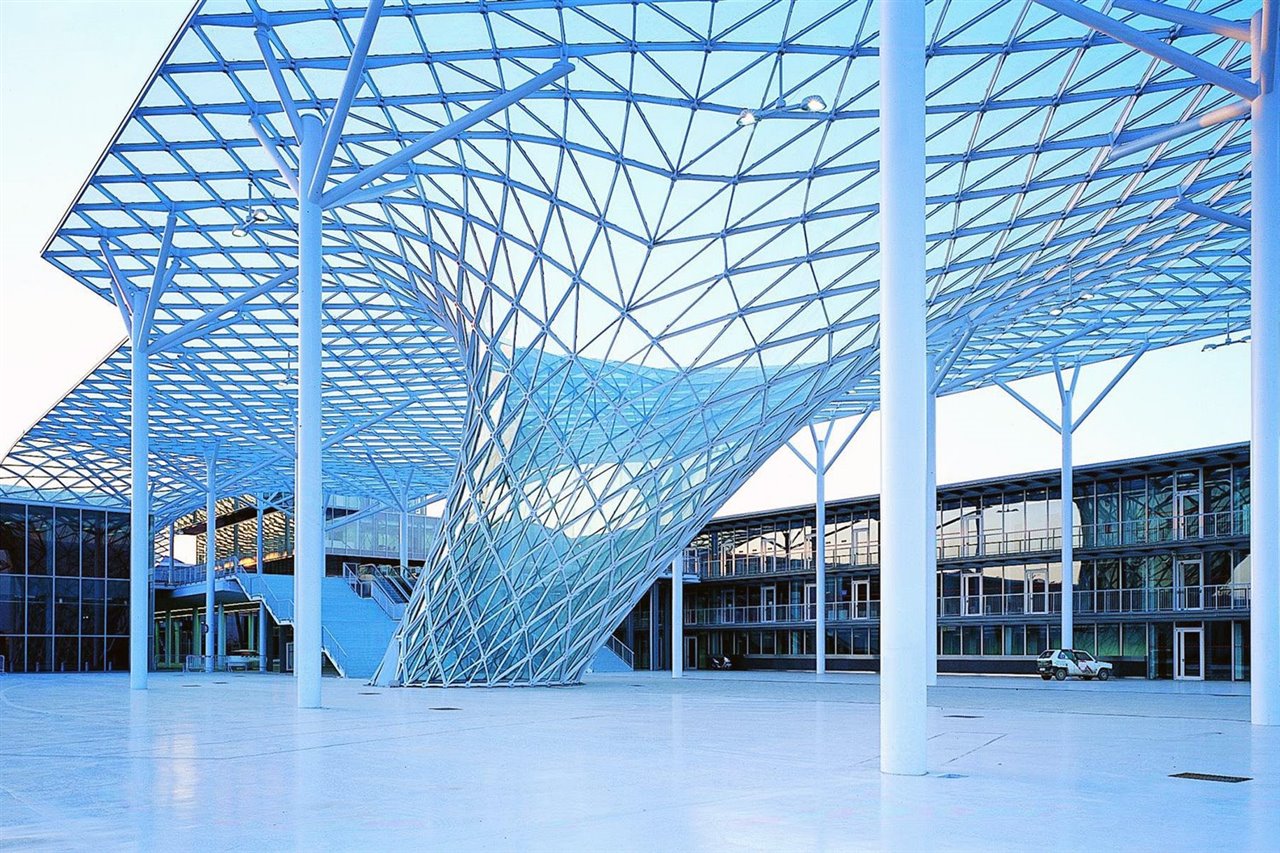 La mayor cita mundial del sector del mobiliario se celebra en el recinto ferial de Milán, que fue ampliado en 2005 según el proyecto del estudio Fuksas.