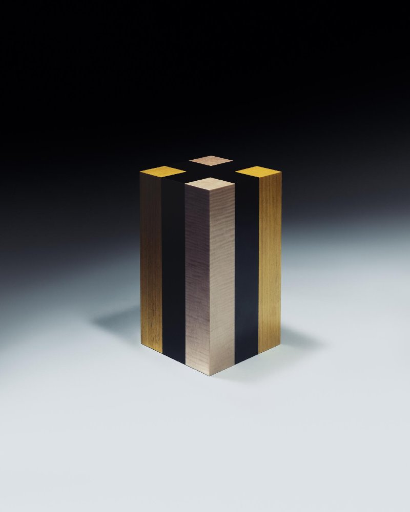 Este taburete de madera en forma de cubo afianza el amor que Saunders siente por las geometrías. 