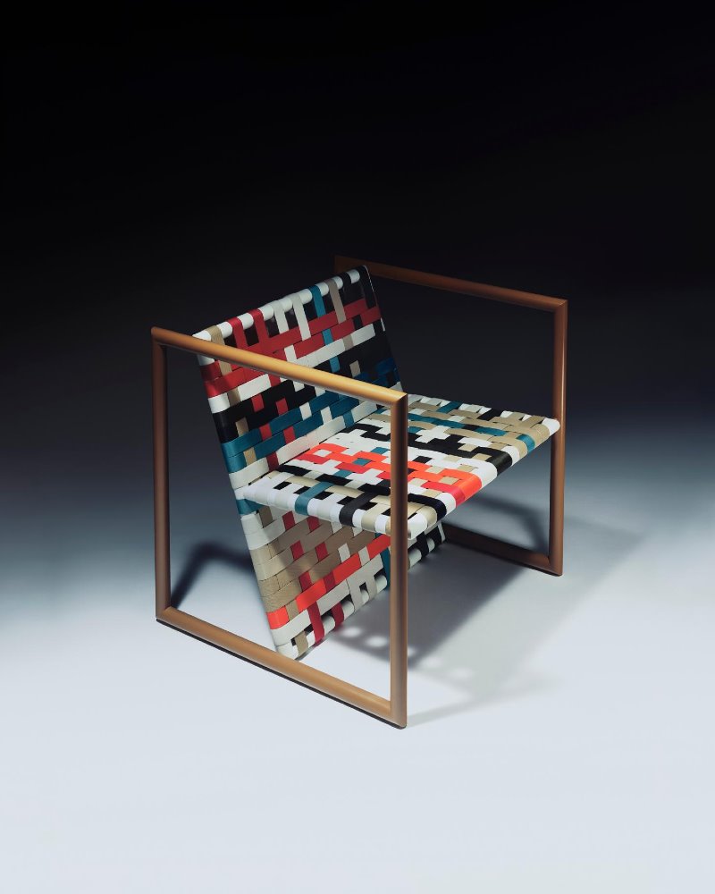 También ha creado para la ocasión un sillón con carcasa de acero y celosía de nylon. 
