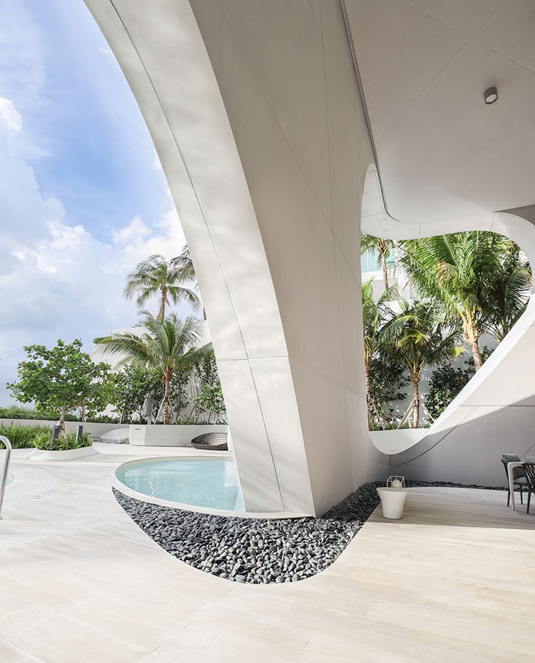 Estructura fachada en exterior junto a terraza y piscina
