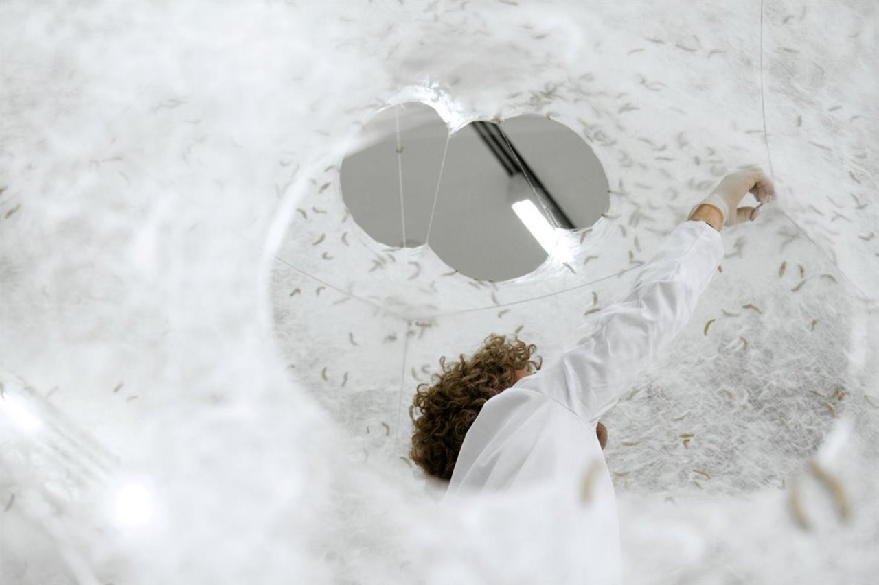 Neri Oxman fusiona el diseño orgánico, la ciencia de los materiales y la tecnología de fabricación digital en sus proyectos.