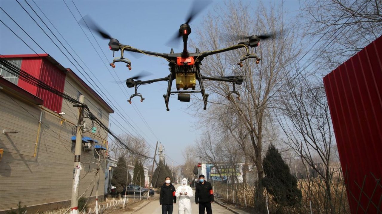 Los drones están siendo de gran utilidad para enviar de forma segura suministros en las zonas más afectadas por el virus. 