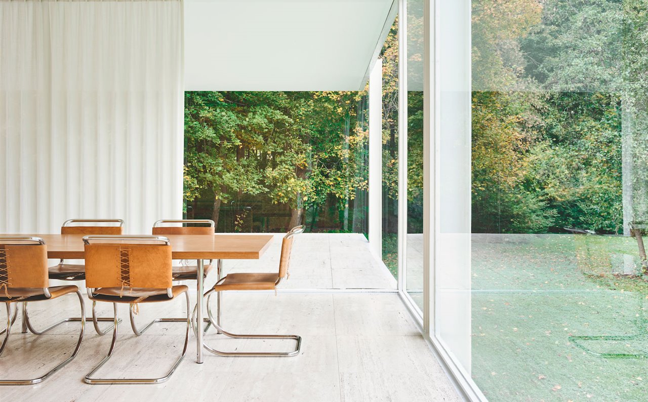 El interiorismo de la casa Farnsworth muestra también mobiliario creado por Mies van der Rohe, como las sillas MR20 de la imagen, diseñadas en 1927 y editadas por Knoll.