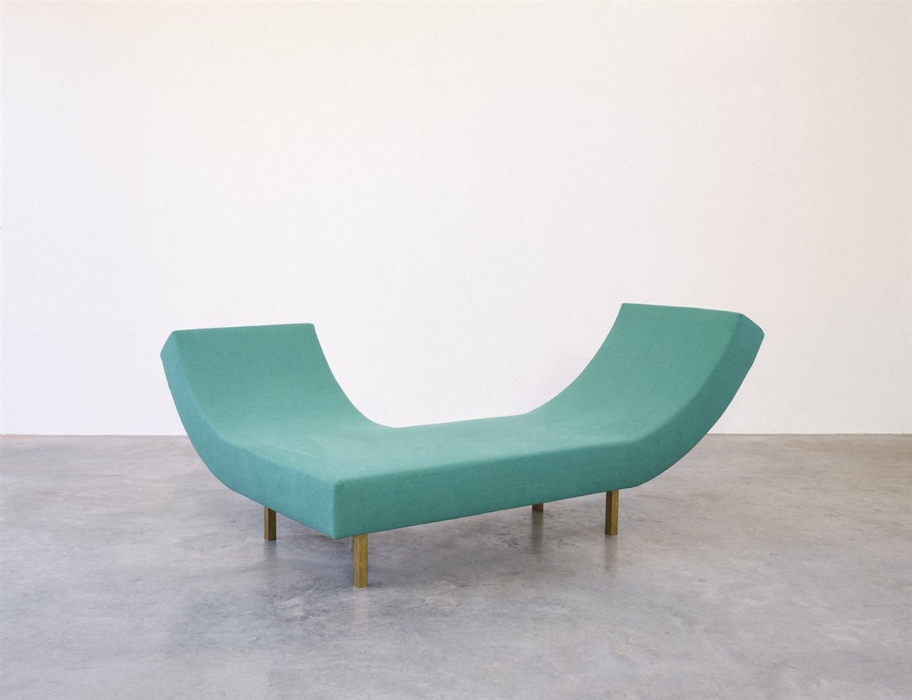 El «sofá cavrois», tapizado en lino verde y con patas de latón, ha sido creado especialmente para la exposición en Lille Metropole 2020.