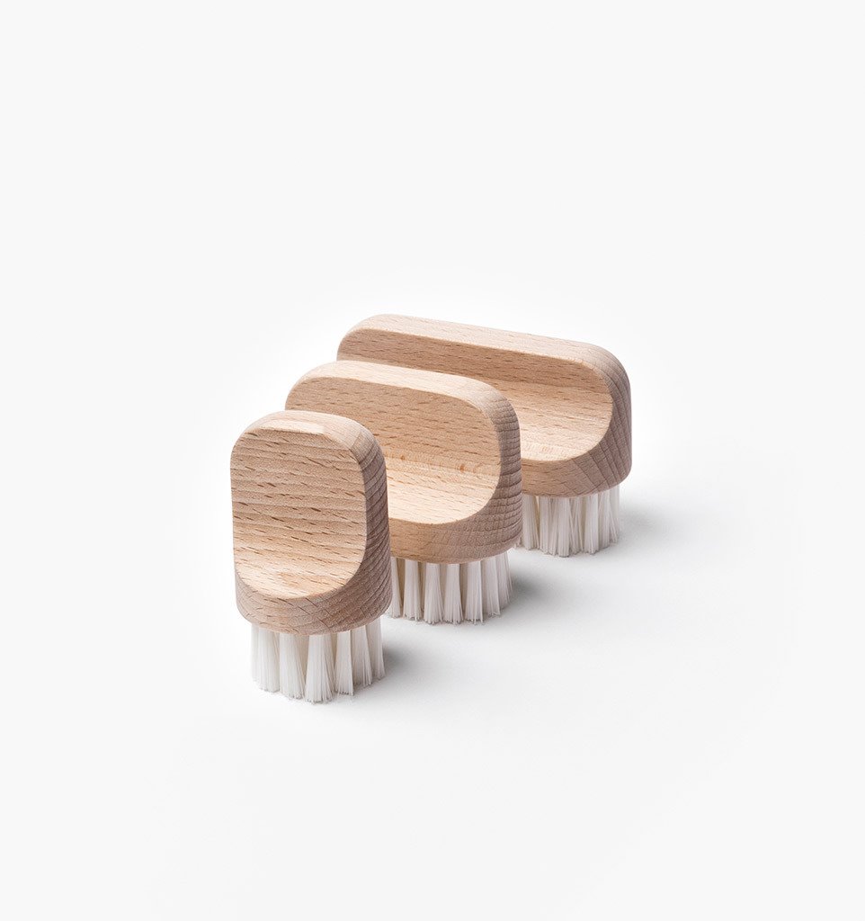 Cepillos para limpiar la ropa de madera. No tratar las manchas antes