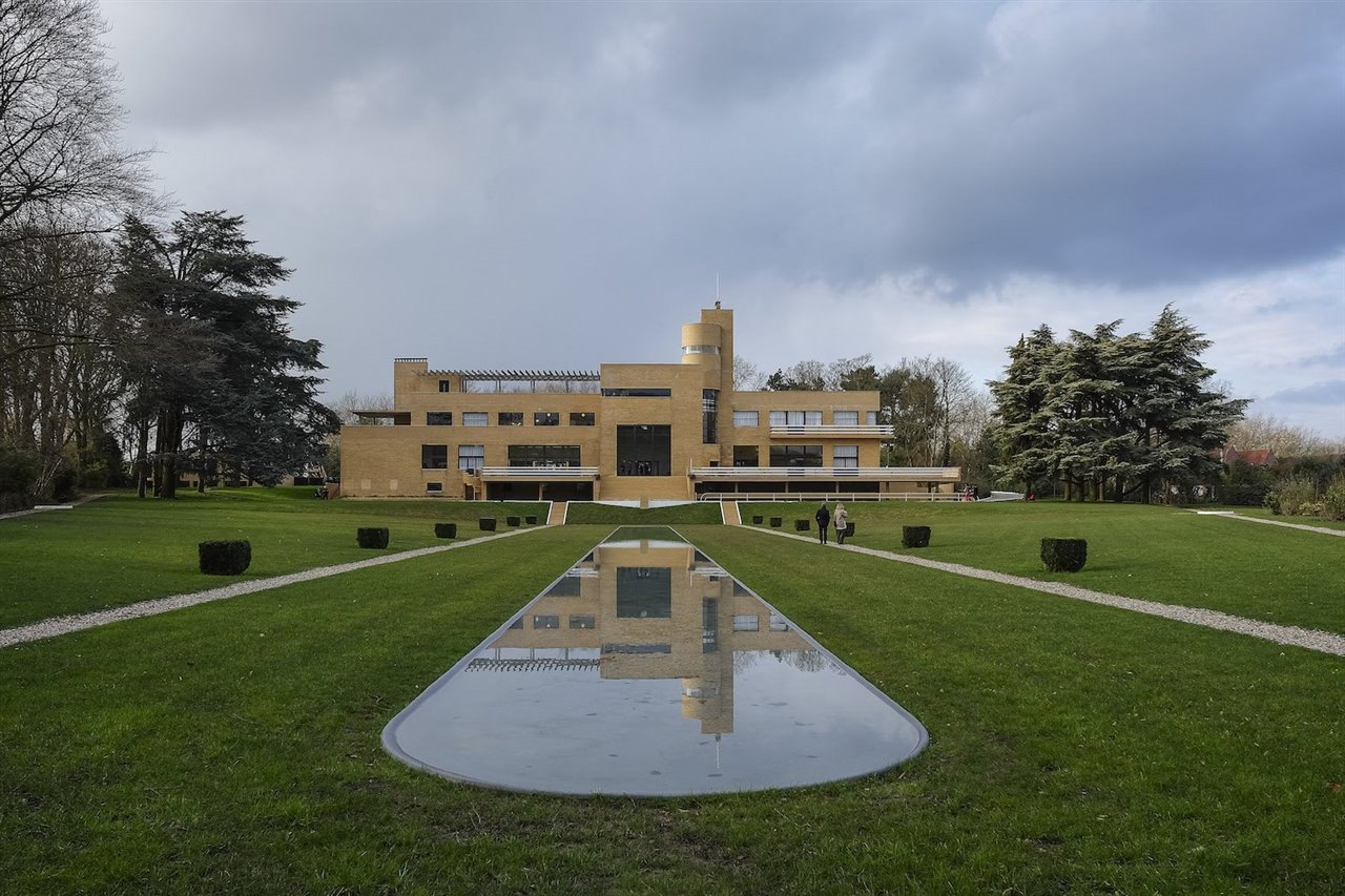 Villa Cavrois es un edificio declarado en 1990 Monumento Histórico de Francia. Fue un encargo del empresario textil Paul Cavrois al arquitecto y diseñador parisiense Robert Mallet-Stevens, que fue inaugurado en 1932.
