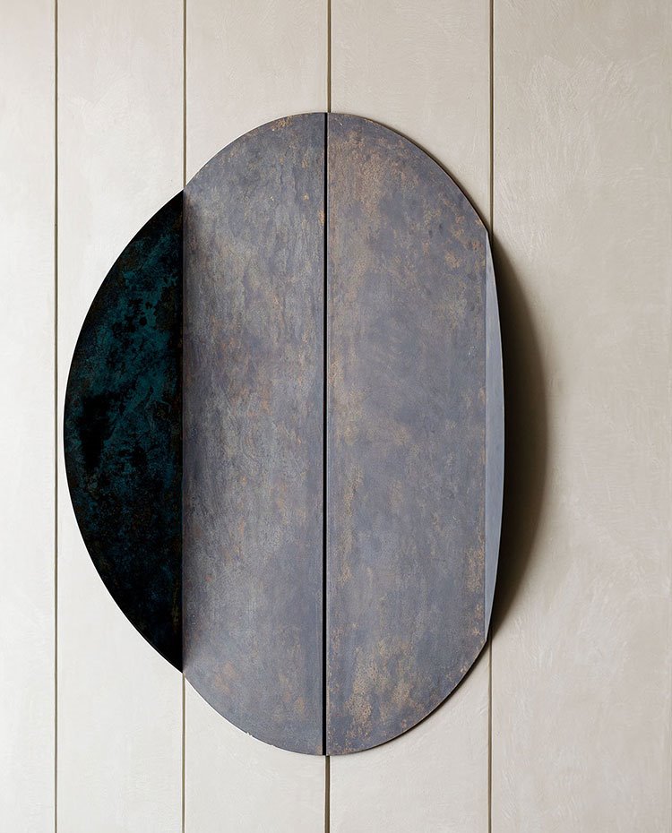 Detalle de pared de acero sobre frentes de armario de madera