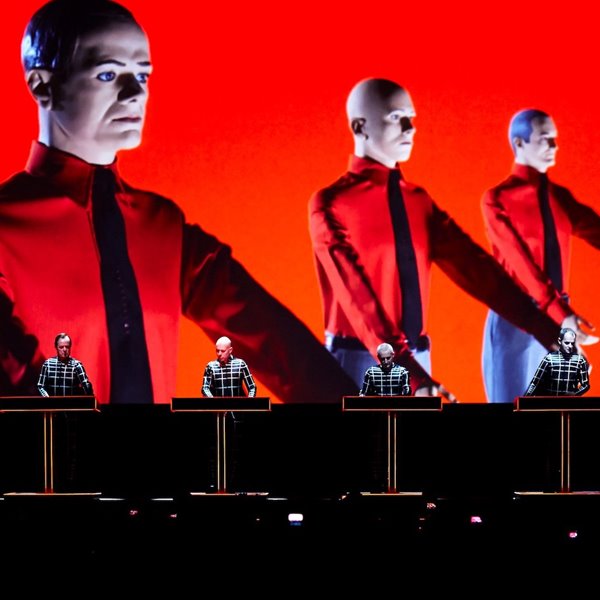 La banda alemana Kraftwerk, los pioneros y auténticos creadores de la música tecno y la electrónica de masas.