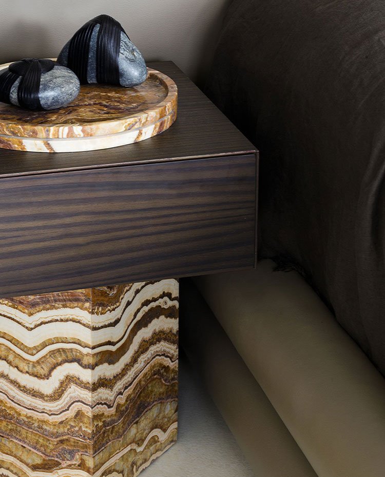 Mesilla con estructura de mármol y cajonera en madera