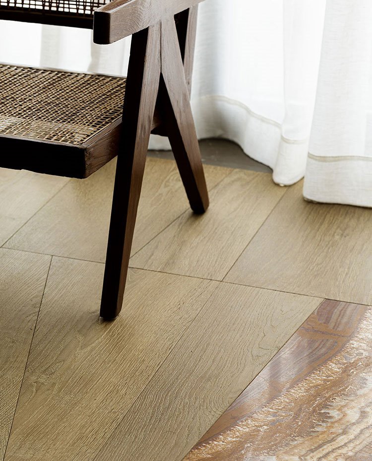 Silla de madera, suelo en madera con incrustaciones en mármol marrón, cortina blanca