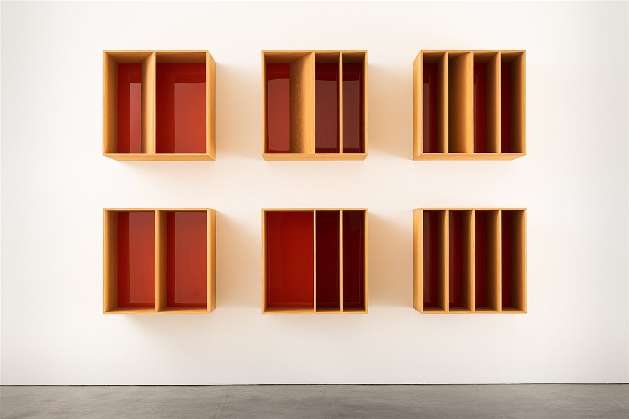 ¿Una obra de arte o unas estanterías? Donald Judd: «Untitled» (1986). Contrachapado de abeto de Douglas y plexiglás naranja; seis unidades, cada una de ellas de 100×100×75 cm. a intervalos de 50 cm. Colección de Marieluise Hessel, Museo Hessel de Arte, Centro de Estudios Curatoriales del Bard College, Annandale‑on‑Hudson, Nueva York. © Fundación Judd / Artists Rights Society (ARS), Nueva York.