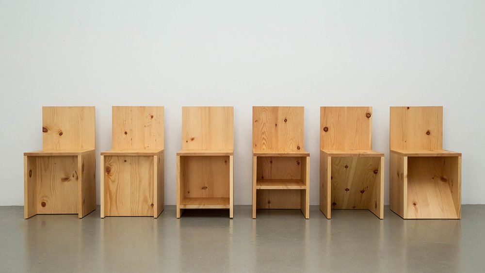 Una serie de las sillas de madera creadas por Judd.