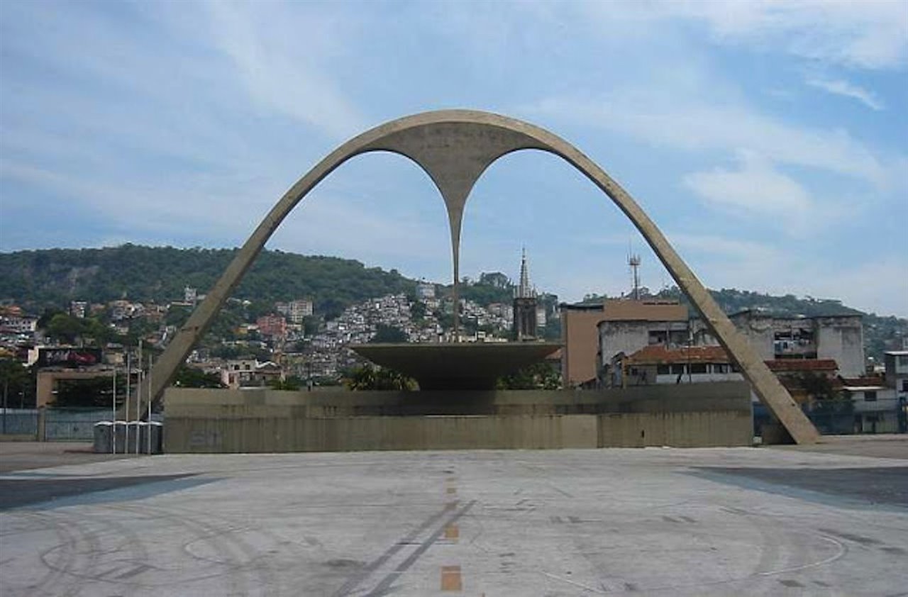 La plaza de la Apoteosis, junto a la favela de Morro da Mineira, forma parte del Sambódromo Marquês de Sapucaí, diseñado por Oscar Niemeyer en 1983. 