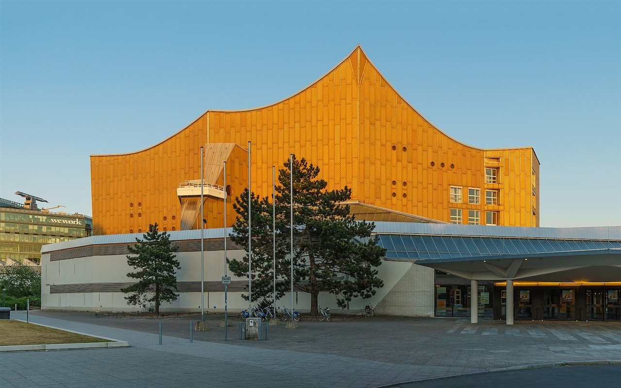 Vista exterior del edificio principal de la Filarmónica de Berlín, construida por el arquitecto alemán Hans Scharoun entre 1969 y 1963.
