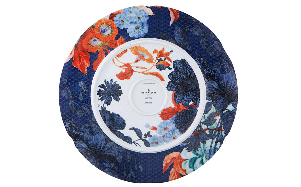 Plato de la colección Duality, en la que se decora la parte de atrás al ser la que ve el comensal cuando le sirven