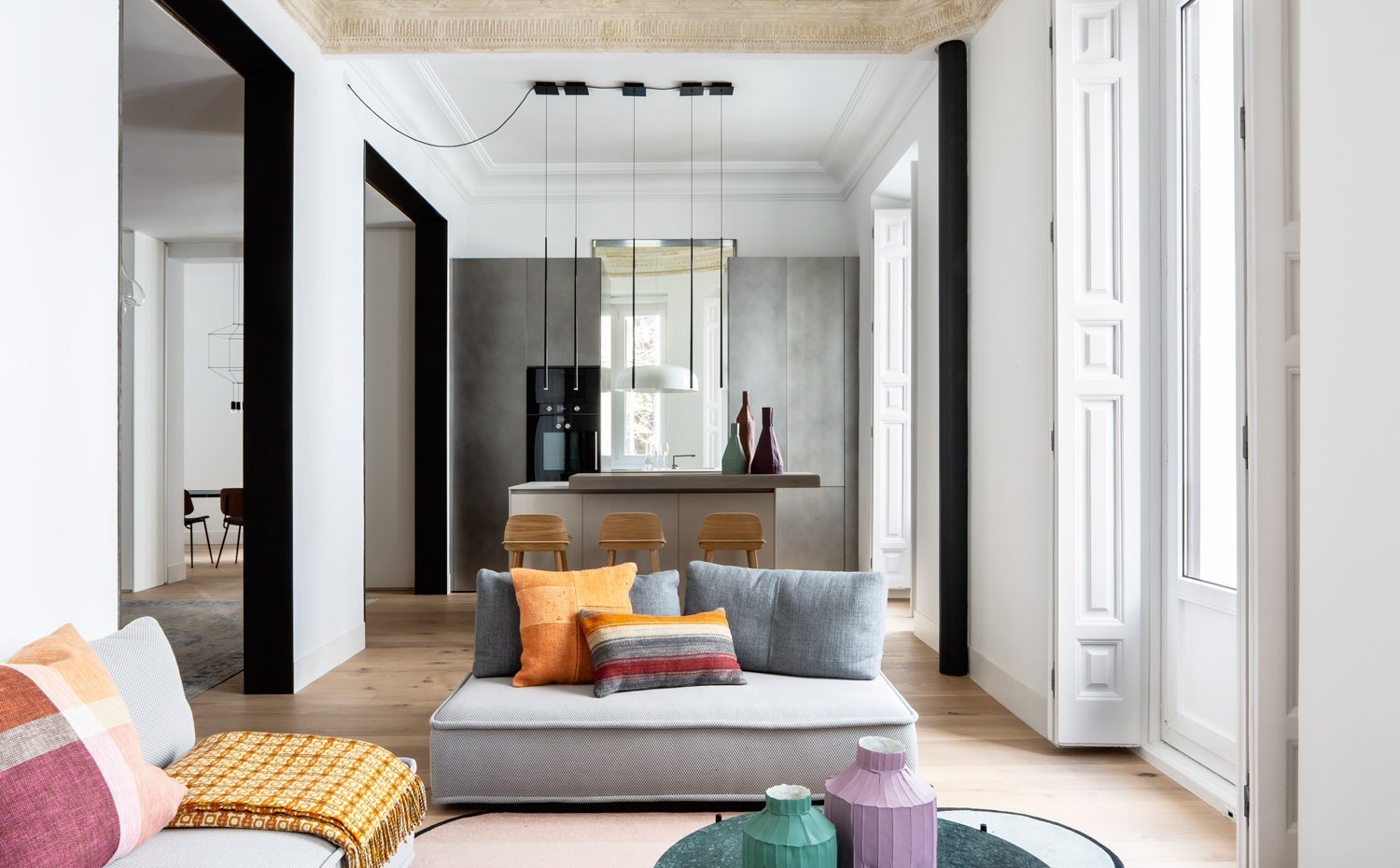 cocina-abierta-con-isla-sofas-grises-con-cojines-de-tonos-calidos-jarrones-malva-y-verde 20aba74f 1500x930