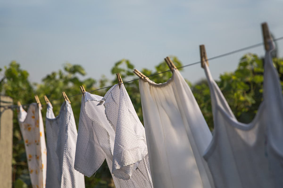 Colgar la ropa en perchas de la manera correcta