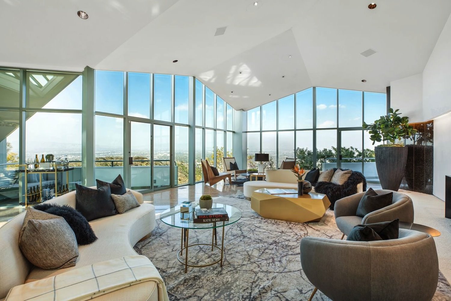 El salón cuenta con impresionantes vistas panorámicas de Los Ángeles y el Benedict Canyon.