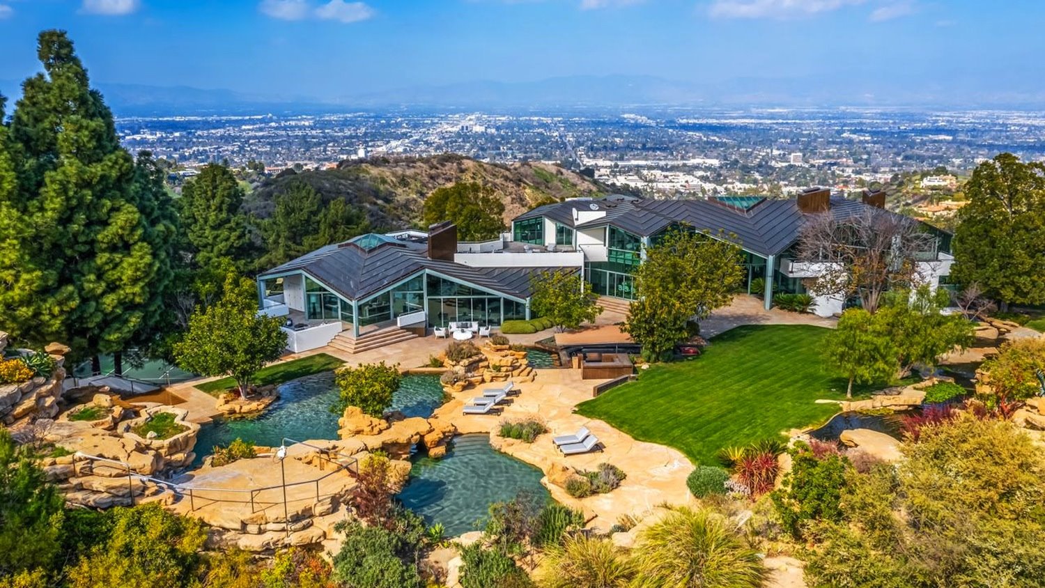 La mansión que Pharrell Williams pone a la venta cuenta con 1.602 metros cuadrados construidos, sobre un terreno de 17.200.
