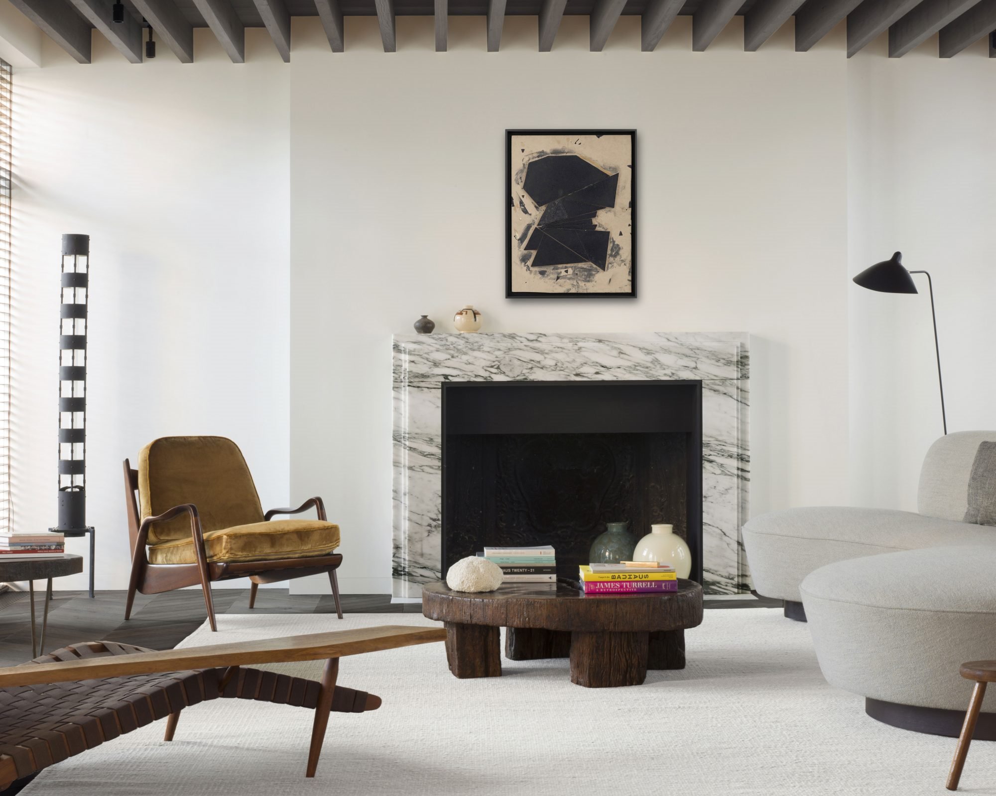Salon con chimenea de marmol y alfombra blanca