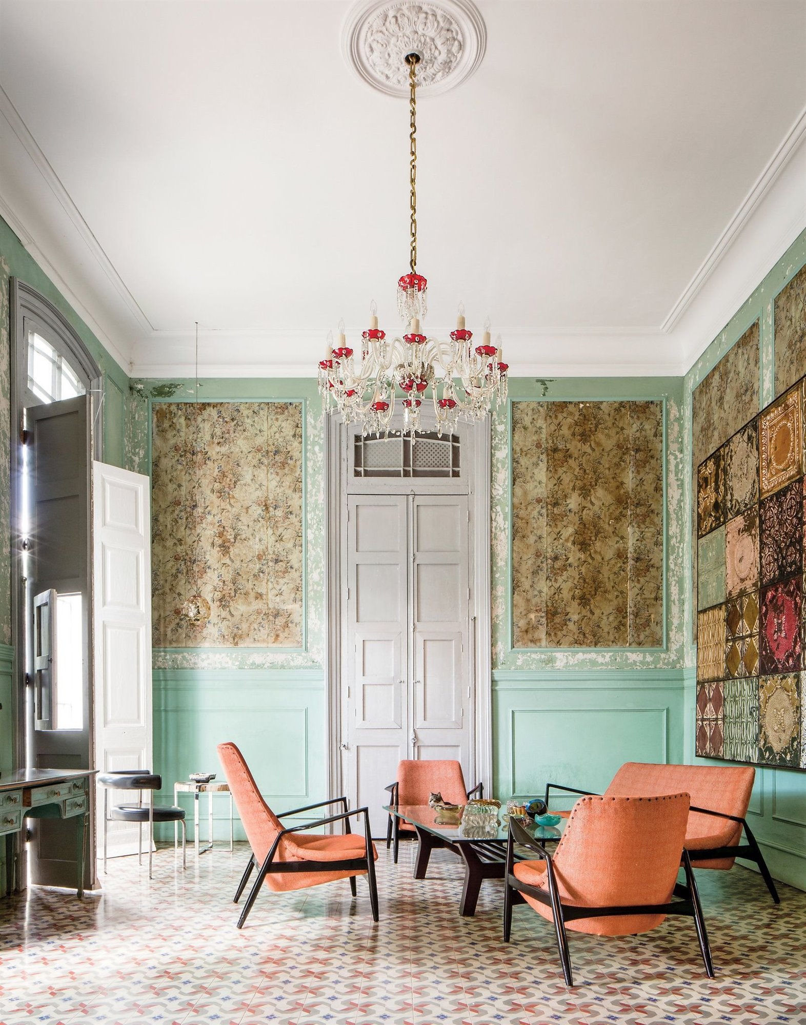 Salon con lampara de araña y paredes en color turquesa