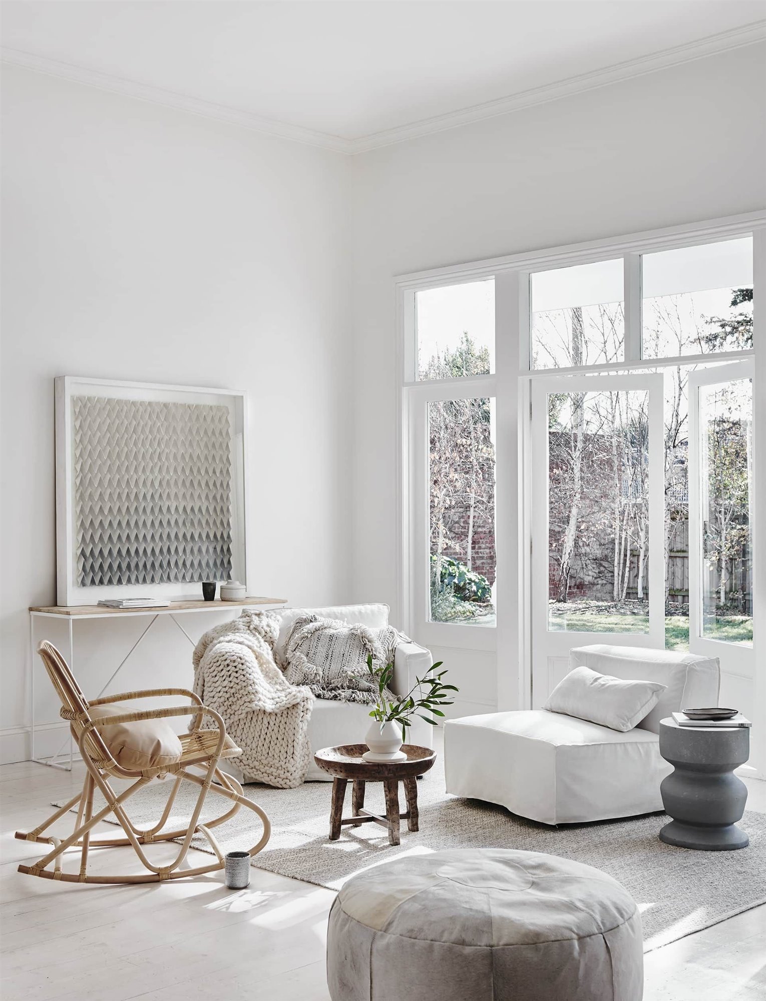 Salon con muebles de ratan y de color blanco