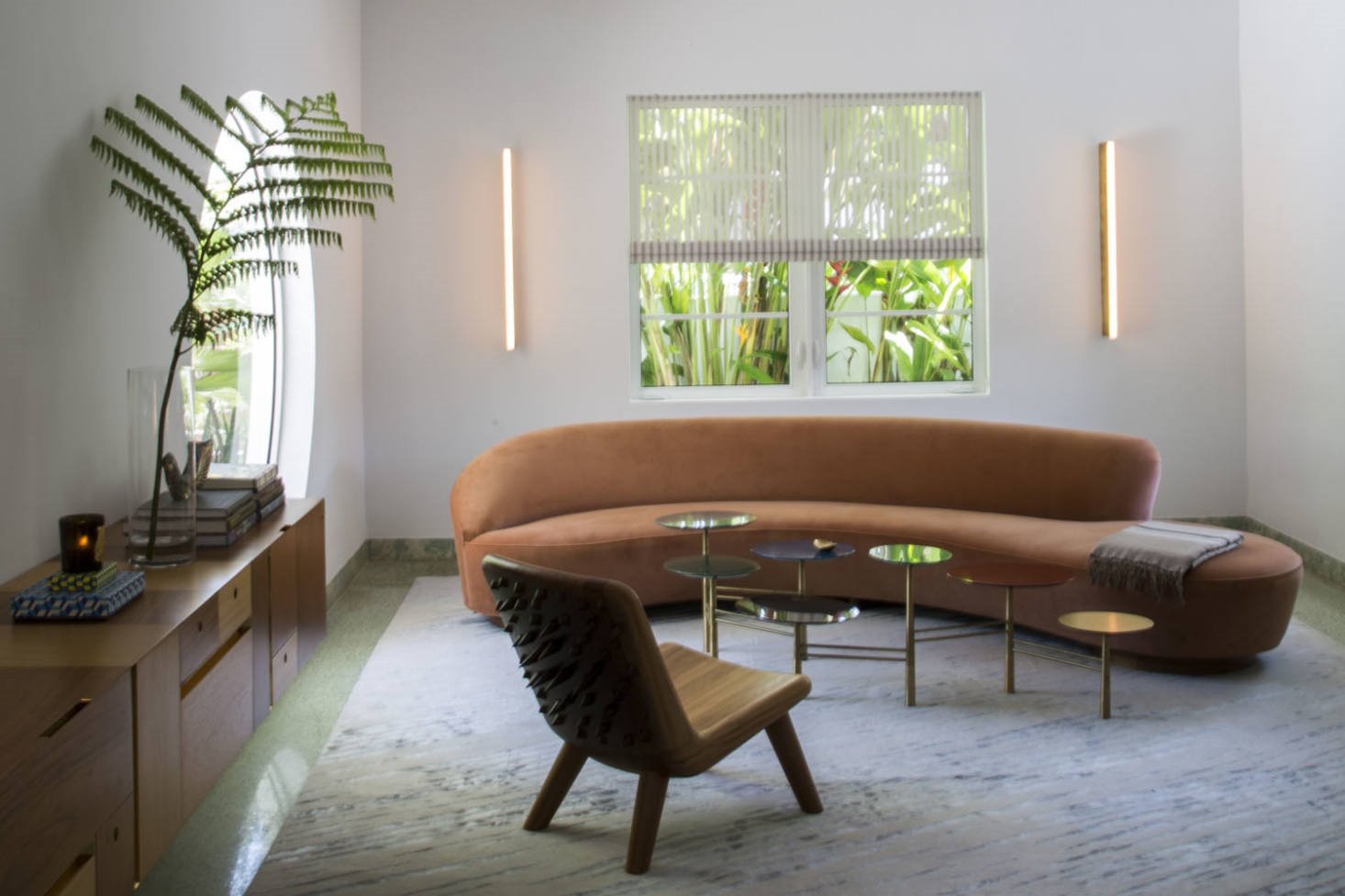 Sofa de lineas curvadas