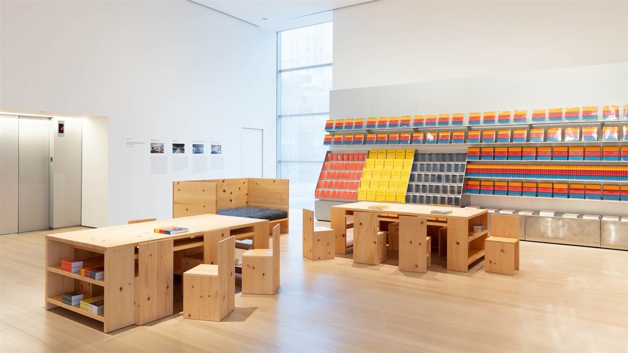 Vista de la zona de lectura situada justo a la entrada de la exposición retrospectiva de Donald Judd. Fotografía digital © 2020 The Museum of Modern Art, Nueva York. 