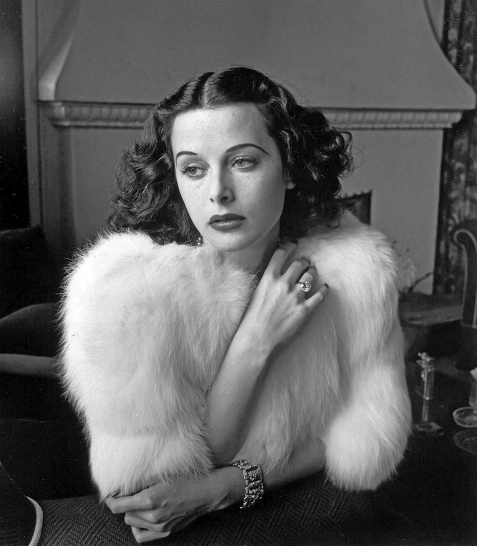 Su primer marido, el empresario Friedrich Mandl, proveedor de material bélico de Hitler y Mussolini, la apartó temporalmente del cine, lo que Hedy aprovechó para desarrollar sus conocimientos de ingeniería.