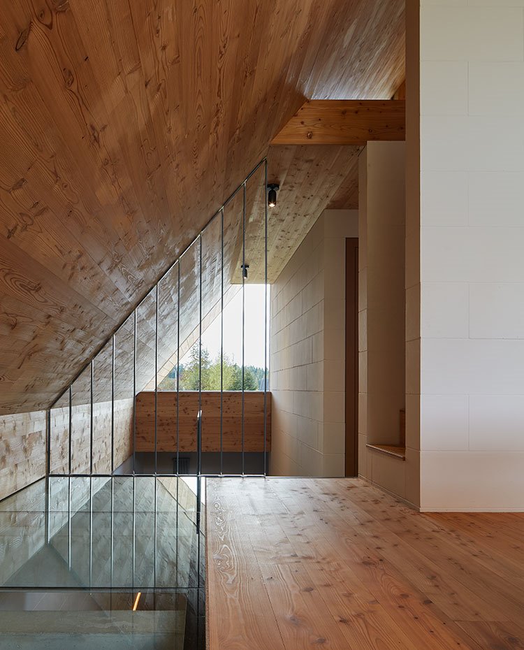 Hueco de escalera con suelo de cristal, techo abuhardillado