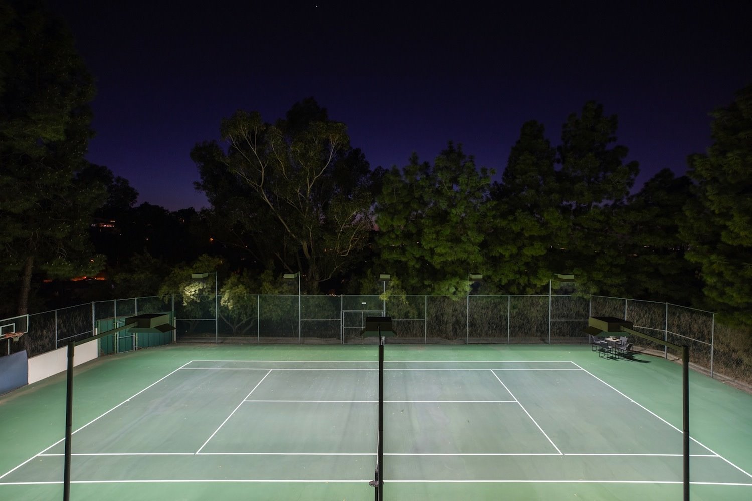 La pista de tenis cuenta con luz artificial para poder jugar partidos por la noche.