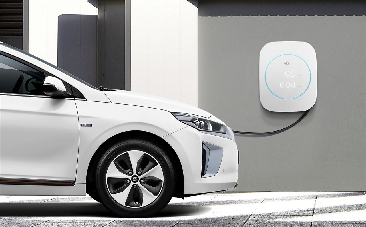 Antes de instalar el cargador conviene conocer el consumo habitual en la vivienda para saber si la potencia contratada es suficiente. Cargador de coche eléctrico Hyundai Ioniq.