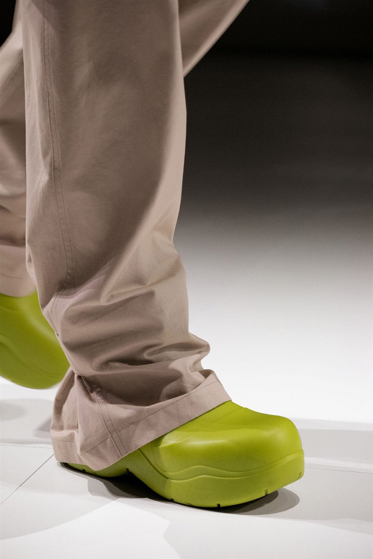 El grupo Kering, el conglomerado detrás de Bottega Veneta, ya ha introducido el bronceado sin metales para evitar la posible contaminación de los suministros locales de agua. Foto de "Eva al desnudo".