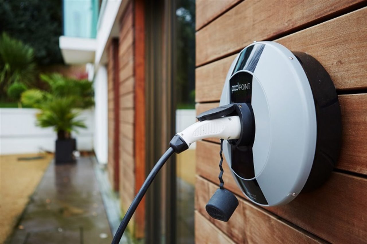 Cargar el coche en casa es, sin duda, la opción más barata, porque la luz para uso doméstico es más económica que la de una electrolinera. Cargador POD Point.