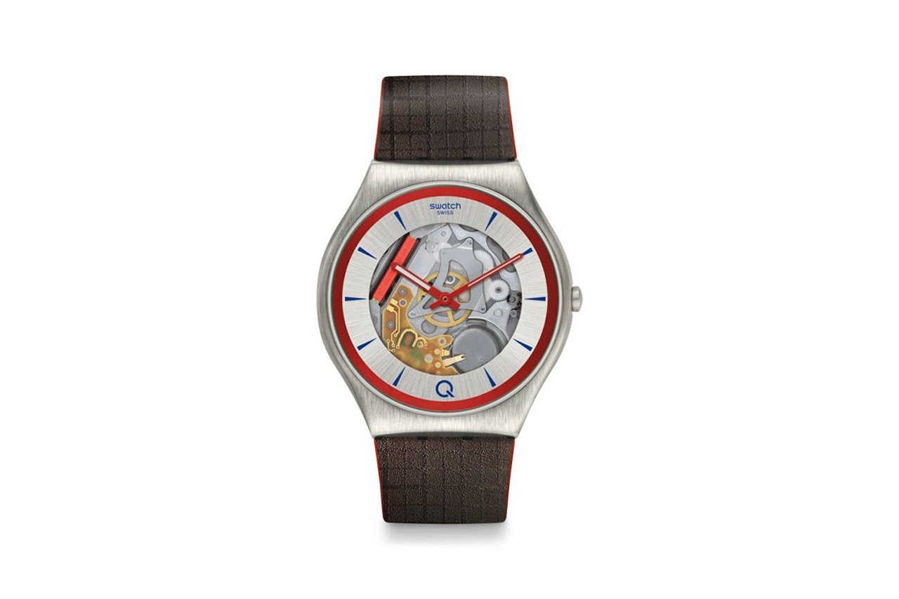 La cara visible del reloj hace un guiño a Q haciendo visible su mecánica, como referencia a las variadas tecnologías que emplea para inventar los últimos dispositivos que usará Bond.